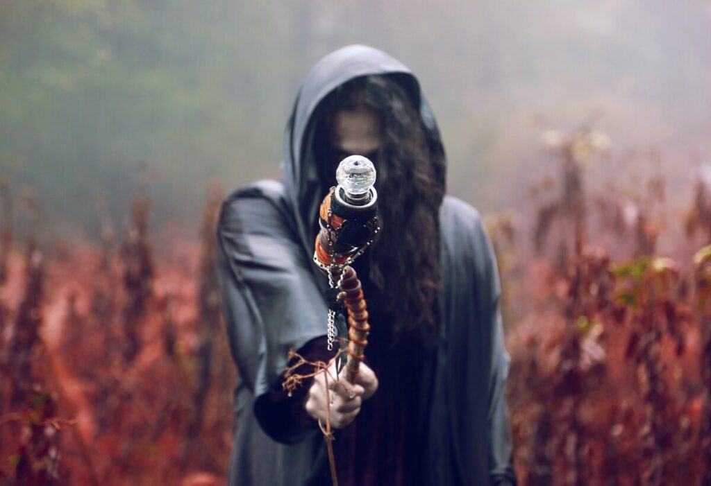Image représentant un sorcier, mettant en avant le thème de la Malédiction et du Spiritisme